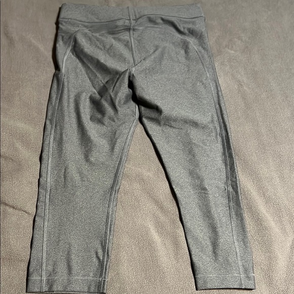 Women’s Under Armour Capri Gray Leggings Sz M - Picture 4 of 4